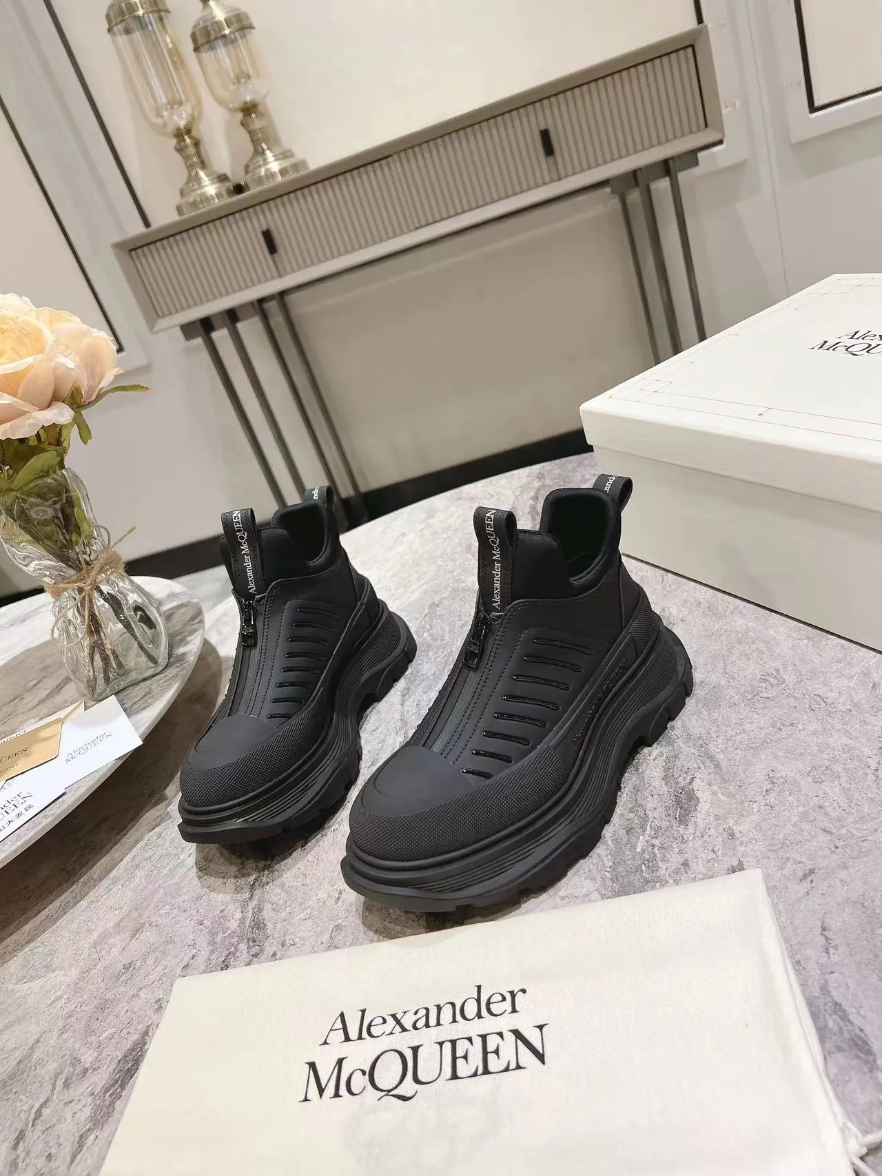 👟👟Ex-factory price 600👟👟 Men's size +10 2023 McQueen classic hot style, top version! ALEXANDERAIexanderMcQUEEN✅ has been certified. The latest 2023 counters will be launched at the same time, international T stage catwalk models. 💯Purchased from top ZP, the original version is 1:1 customized, perfectly reproduced, embellished with waterproof zippers on off-road inspired clothing, with imported anti-wear super soft sock cuffs, 3D glue bright strips, excellent comfort, outsole: original TPU double-layer combination outsole. Fabric: Imported silk cow leather Lining: Imported super soft Lycra/space cloth Foot pads: Imported silk sheepskin Size: 35-40 for women, 39-45 for men. Color: all black, black and white, all white, (add 10 for men’s model)